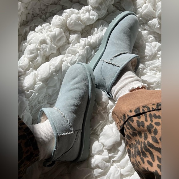 Brand new in box sz 9 Ugg Ultra Mini in RARE sold out Goose color - Picture 2 of 4